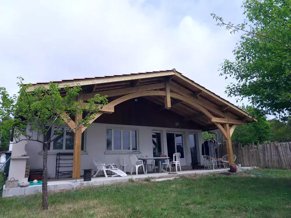 Ferme décorative de type arcachonnaise assemblée par les charpentiers SICOB
