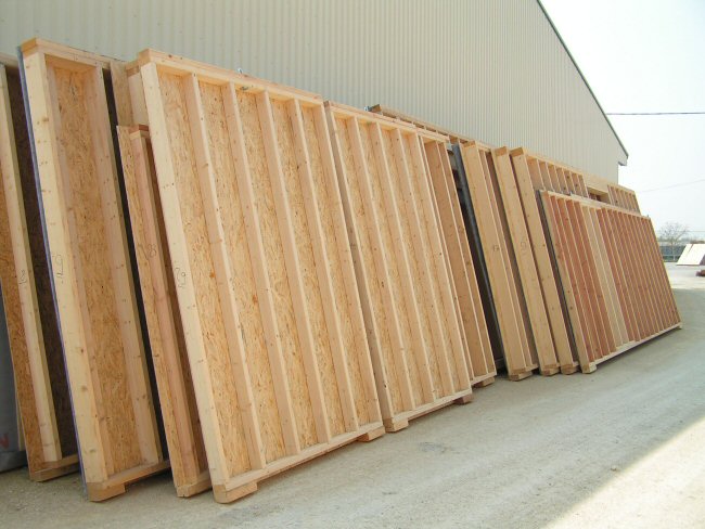 Mur à ossature bois en cours de fabrication sur la ligne SICOB