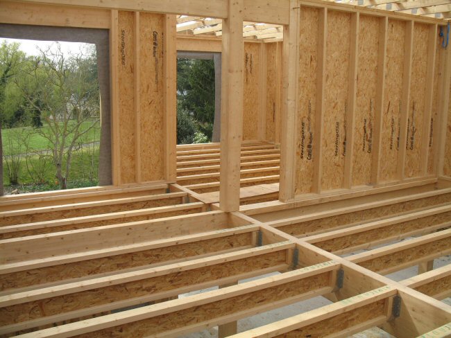 Plancher en poutres en I TRICA et murs à ossature bois en cours de montage