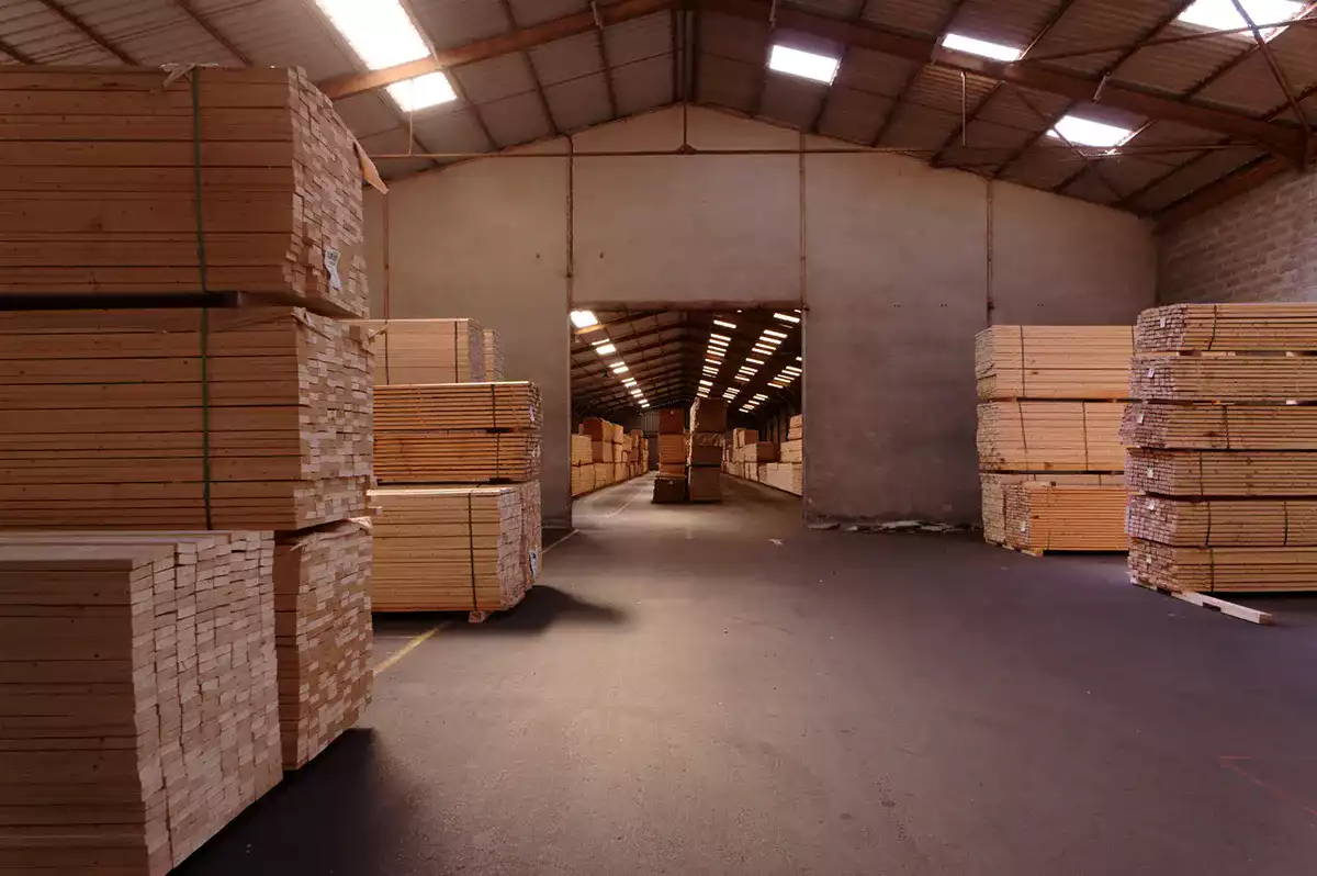 Stock permanent de bois couvrant plusieurs mois de production