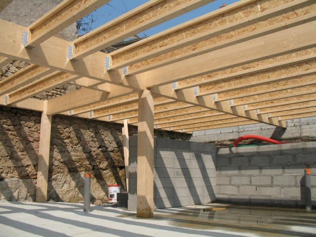 Poutres en I TRICA assemblées en structure sur un chantier